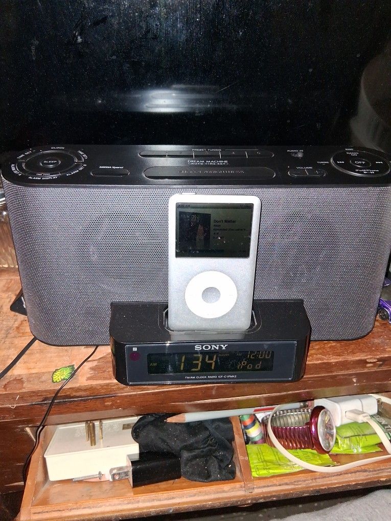 Sony ICFCS10iP - AM/FM Clock Radio with iPod/iPhone Speaker Dock. (Renewed)
