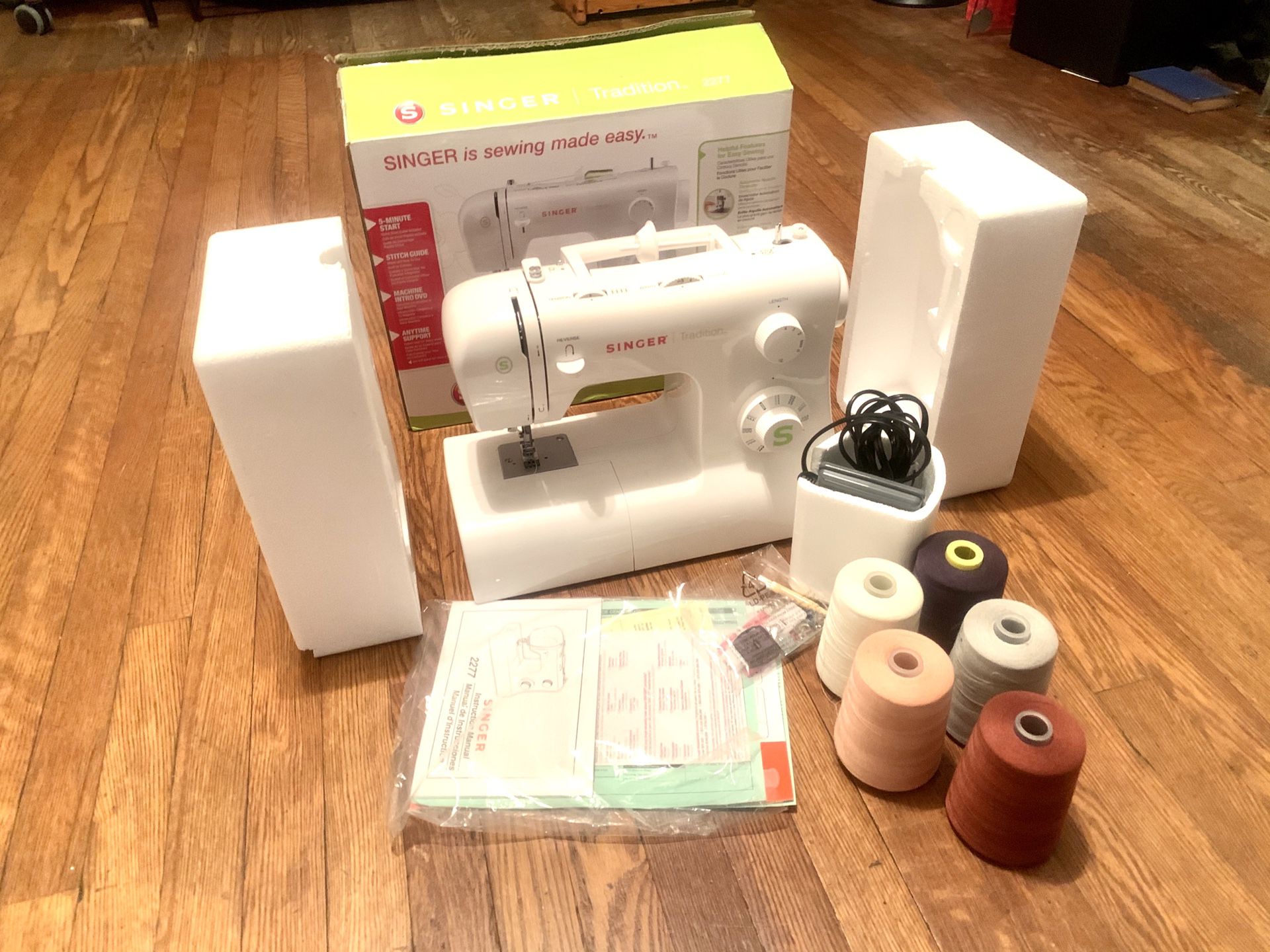 Singer sewing machine with 5 extra large spools of thread.(12000 yards each)