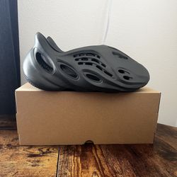 Yeezy Foam RNNR “Onyx” Size 11