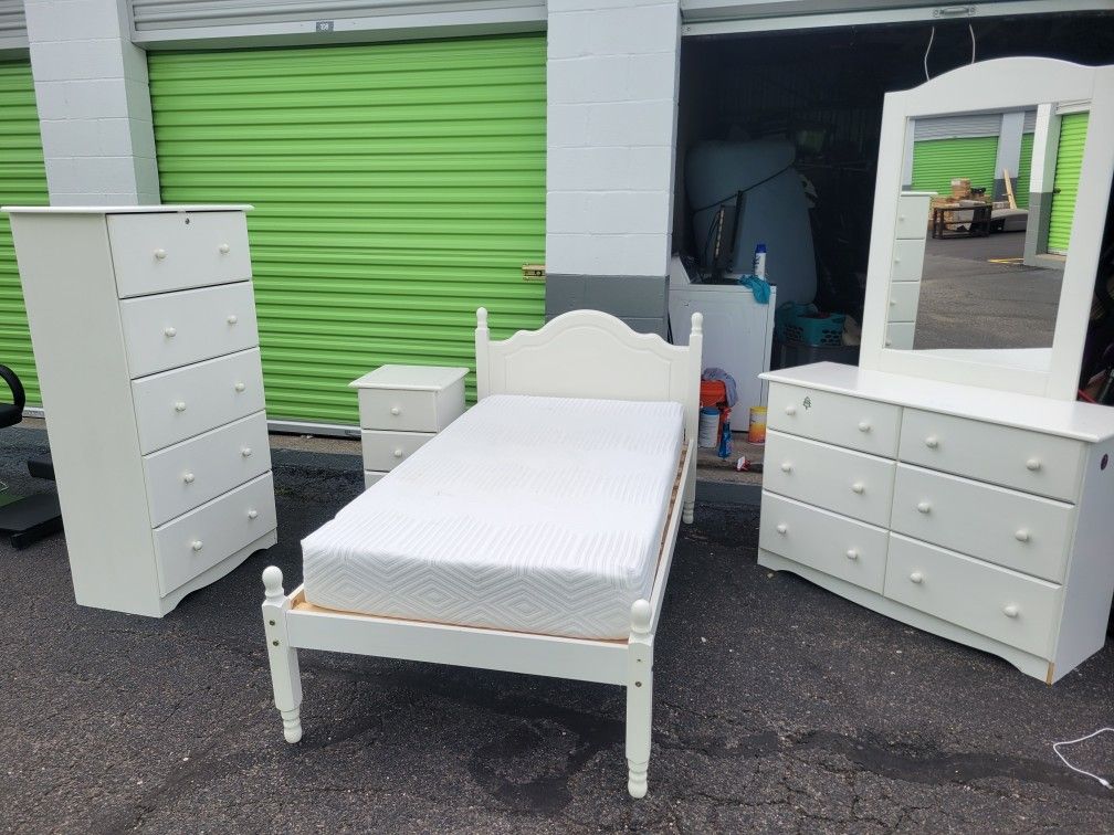 Small Room Forniture For Kids Used Good Conditions Twin Size