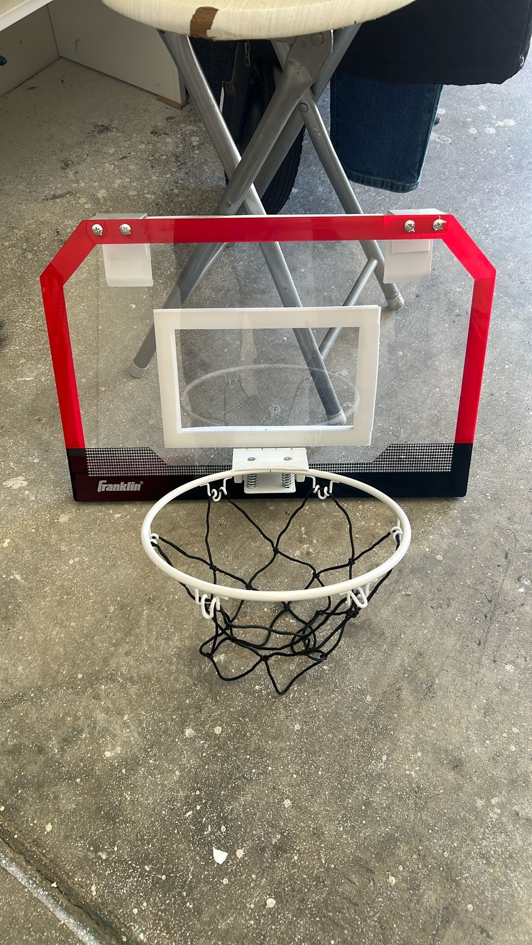 Mini basketball hoop