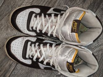 Nike brown and white yellow high tops used good condition 40$size 10