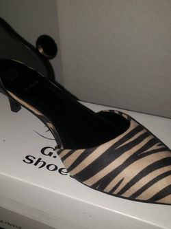 New black and taupe low heels