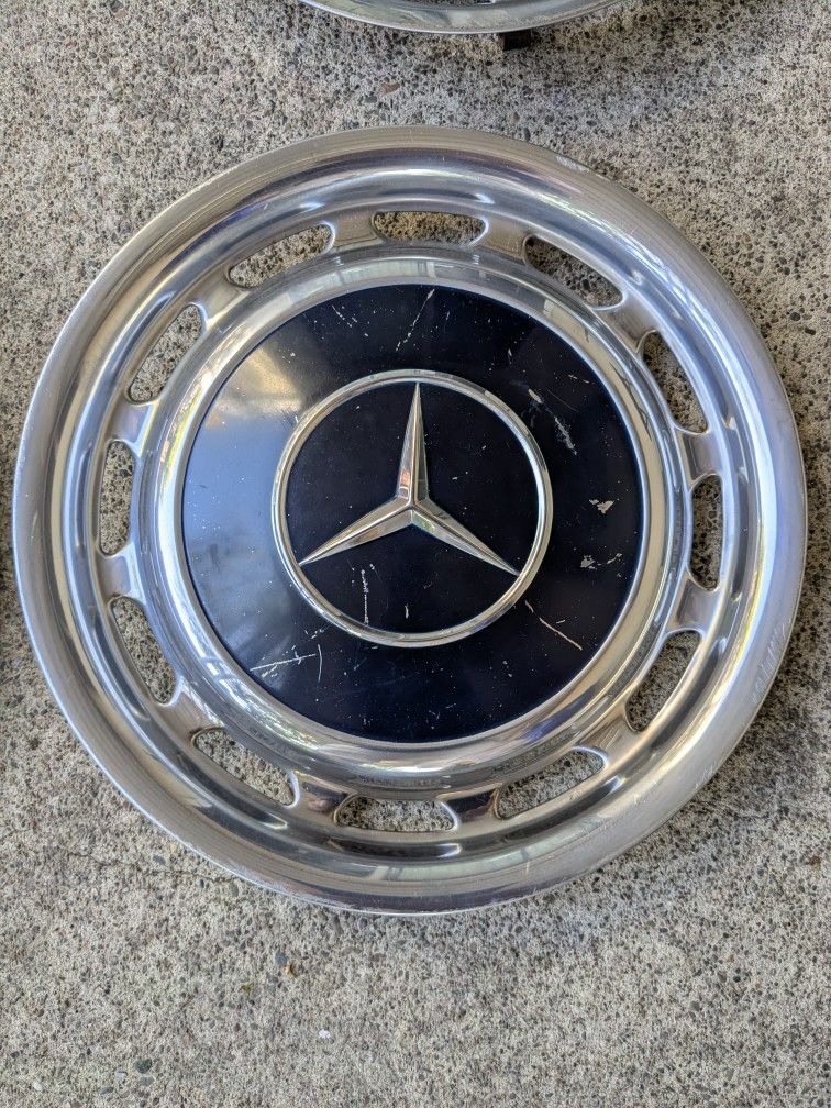 '60-'70 Mercedes Hubcaps
