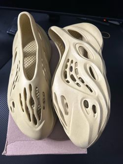 Adidas Yeezy Foam RNNR Sulfur Size 9