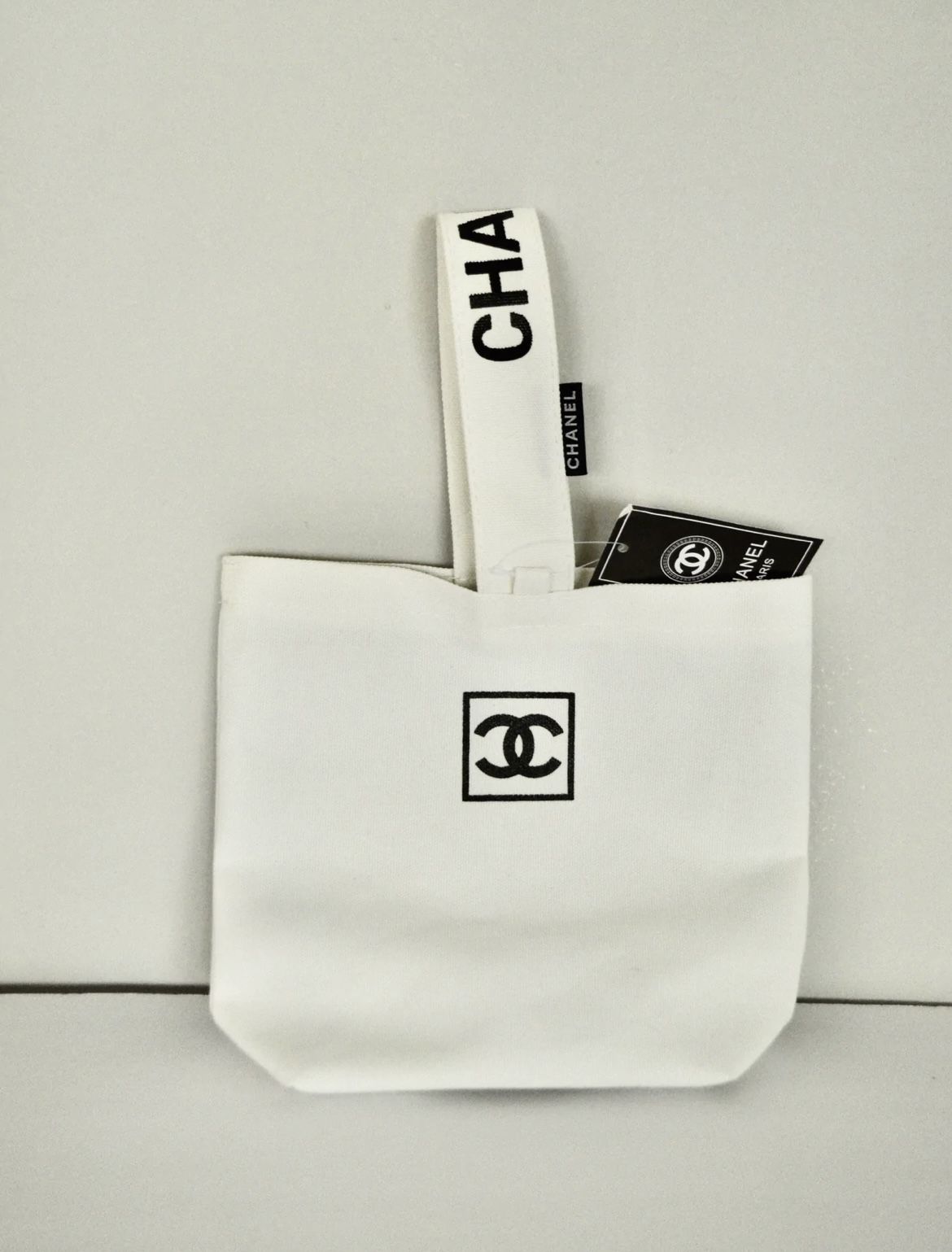 Chanel white vip gifts bag for Sale in Palo Alto, CA - OfferUp