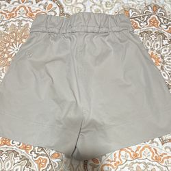 Cinchable waist high rise woven shorts in light beige