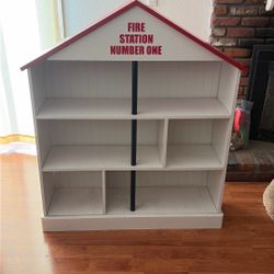 Children’s firehouse Book Shelf. Beautiful and fun playhouse for your entire family. Solid wood and in perfect condition A Real Classic! 