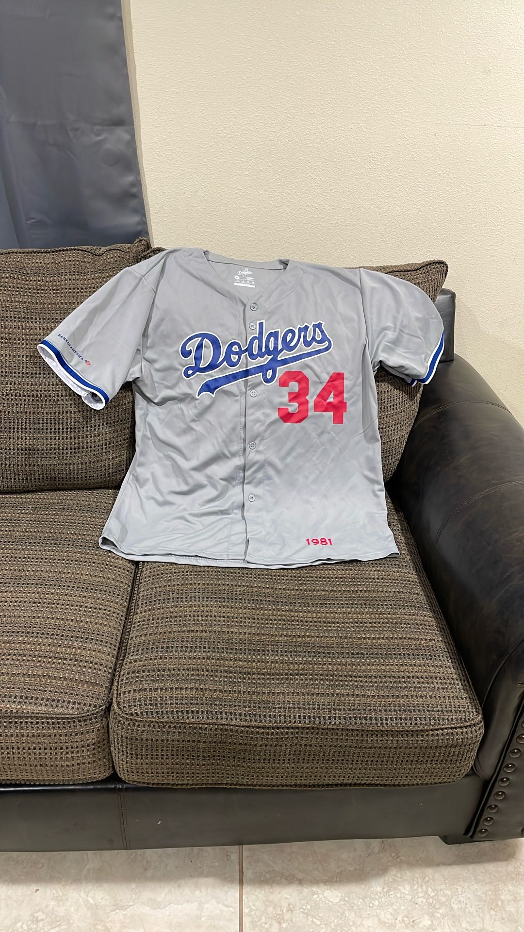 Size XL Dodgers Bank Of America Valenzuela 34 Jersey NEW.