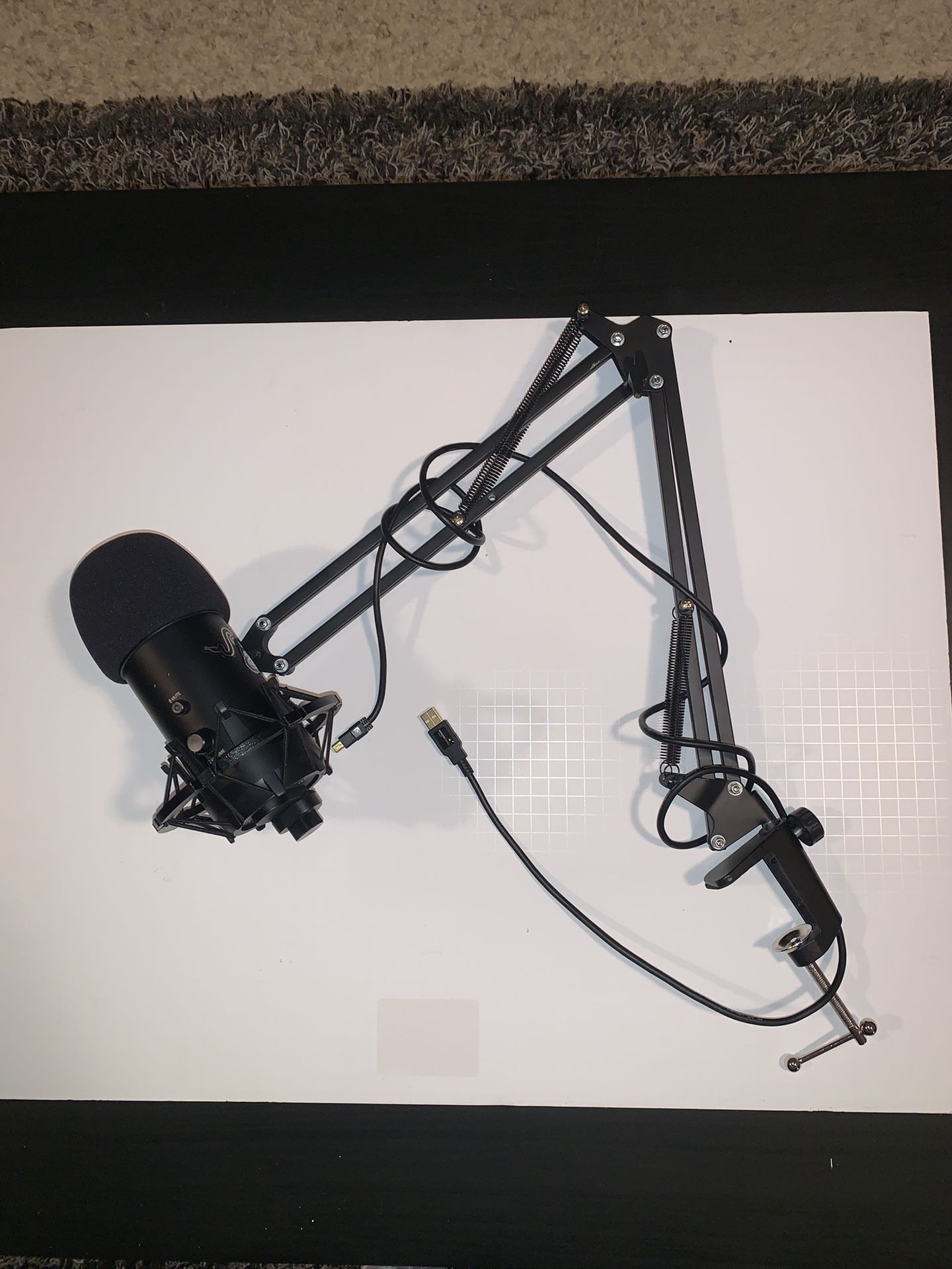 Blue yeti microphone with desk mount