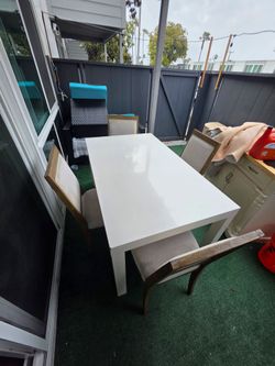 West  elm white lacquer dining table with  4 chairs