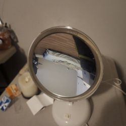 Magnifying Mirror With Bright Light 