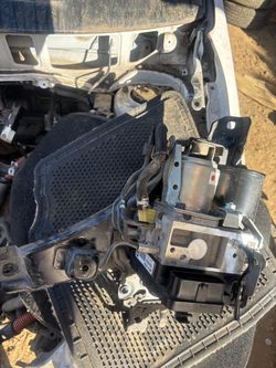 2004-2009 Toyota Prius abs brake booster
