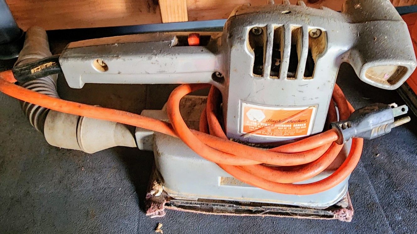 VINTAGE BLACK & DECKER NO. 7410 FININISHING SANDER - Working
