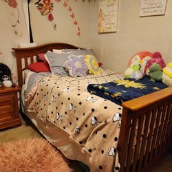 “Broyhill Solid Wood Bedroom Set – Complete Matching Set (Bed, Dresser, Nightstand, TV Stand)”