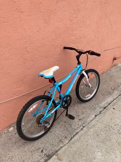 Bike for sale 6 speeds 20 inches tires good condition ready to ride