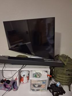 40" Hisense smart TV with walmount