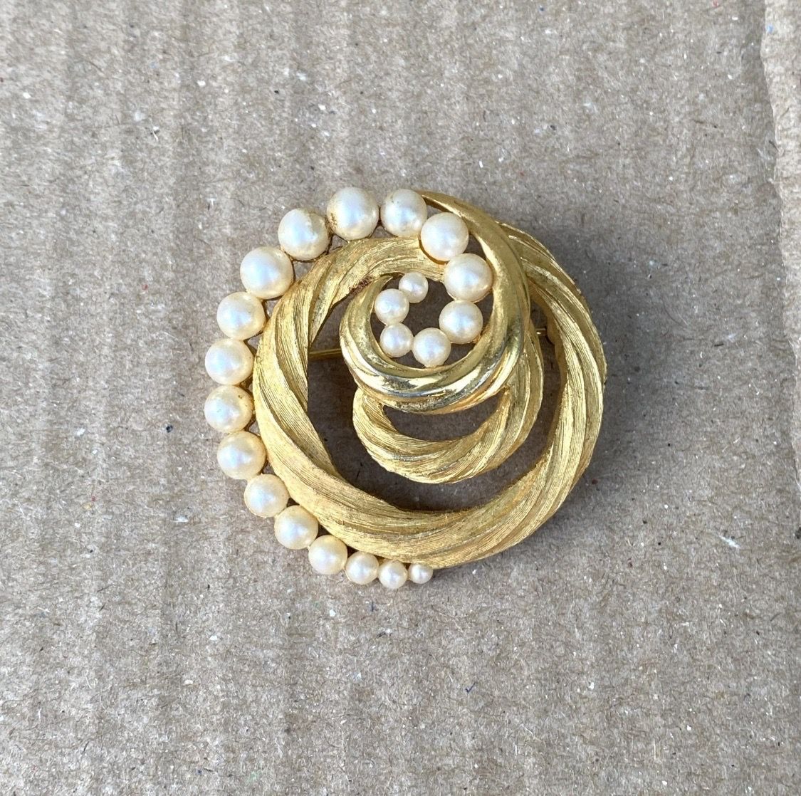 Vintage Crown Trifari Brushed Gold Tone Brooch Faux Pearls Swirl