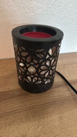 Lightbulb candle with salt rock