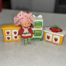 Vintage Strawberry Shortcake Doll And Playset