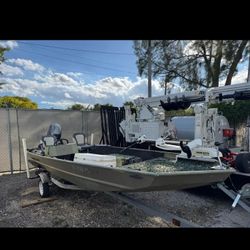 Fully loaded 16’ aluminum bass or flats boat. Dual pump livewell /w recirculation, 5ft power pole anchor, minkota trolling motor, 6 gal fuel tank, low