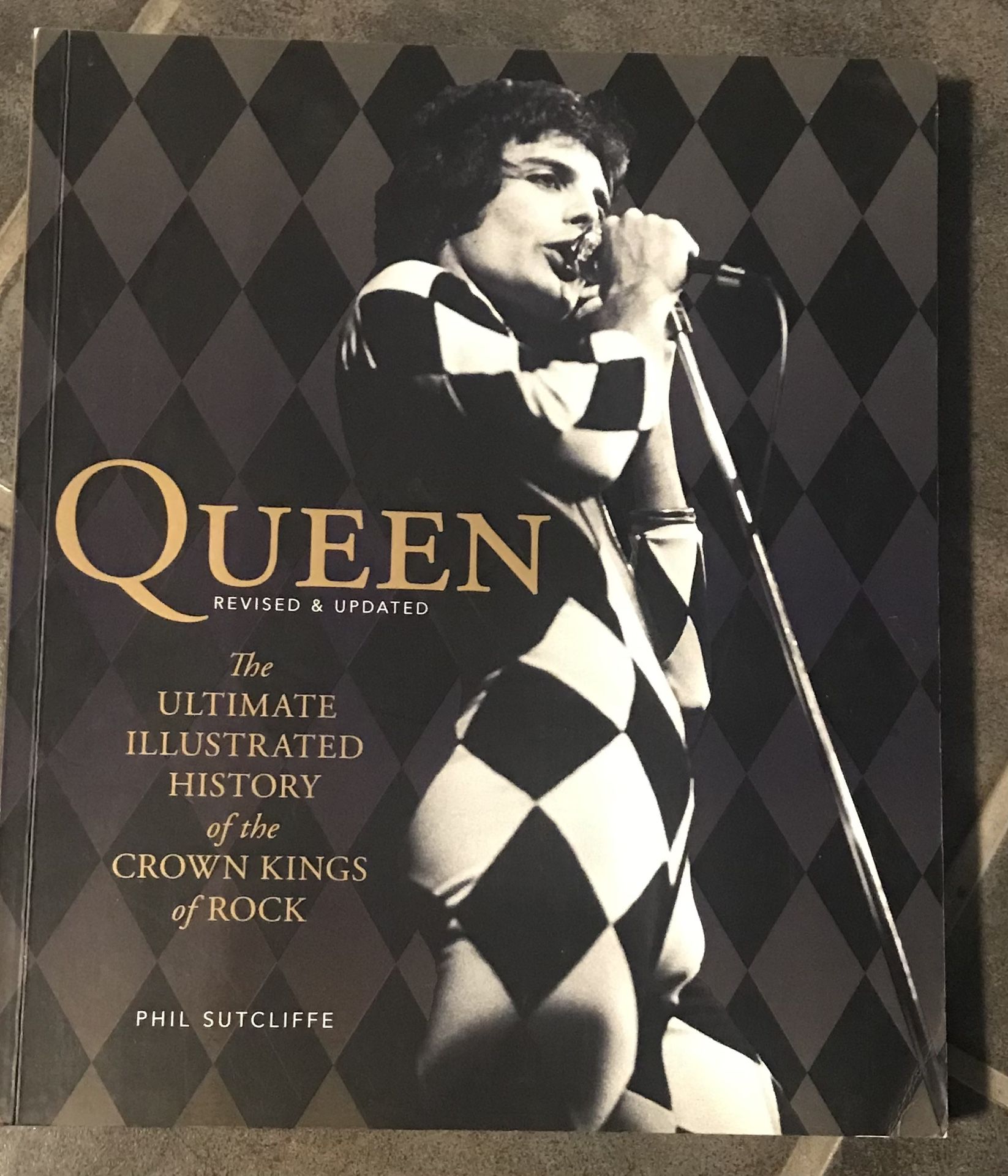 QUEEN THE BAND BOOK BY PHIL SUTLIFFE