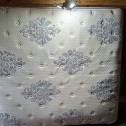 King Size Serta Perfect Sleeper Pillow Top Mattress **Clean**