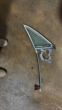 This item is a 1(contact info removed) Ford Mustang Coupe Quarter Window Glass Assembly.