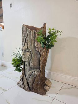 Maseta  para cembrar plantas ornamentales. Escultura echa a mano piesa unica.Con una altura de 36 pulgadas