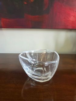 Crystal bowl with irregular shape by Tiffany & Co.