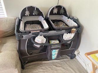 Twin bassinet/pack and play
