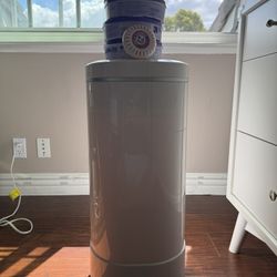 Munchkin Diaper Pail With Refill And Odor Absorber
