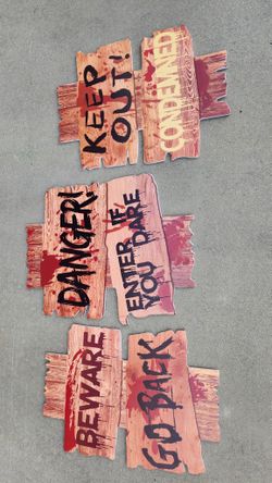 Halloween Scary Signs: 3 plastic signs 15 x 11