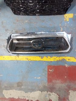 2013 Toyota Tacoma Front Grille