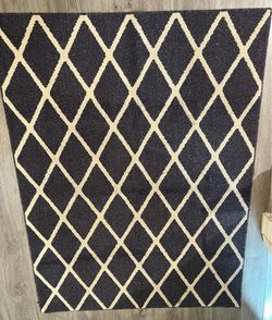 THRESHOLD AREA RUG - 4' X 5.5' - VERY GOOD CONDITION