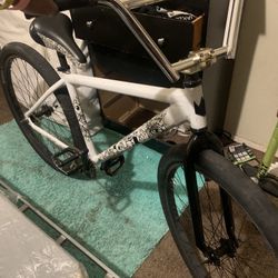 White Chad Throne 29er (missing Chain)