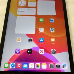 iPad 7 Wi-Fi 32 GB unlocked and updated great condition