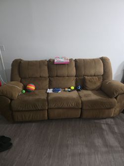 Sofa with recyliner for free