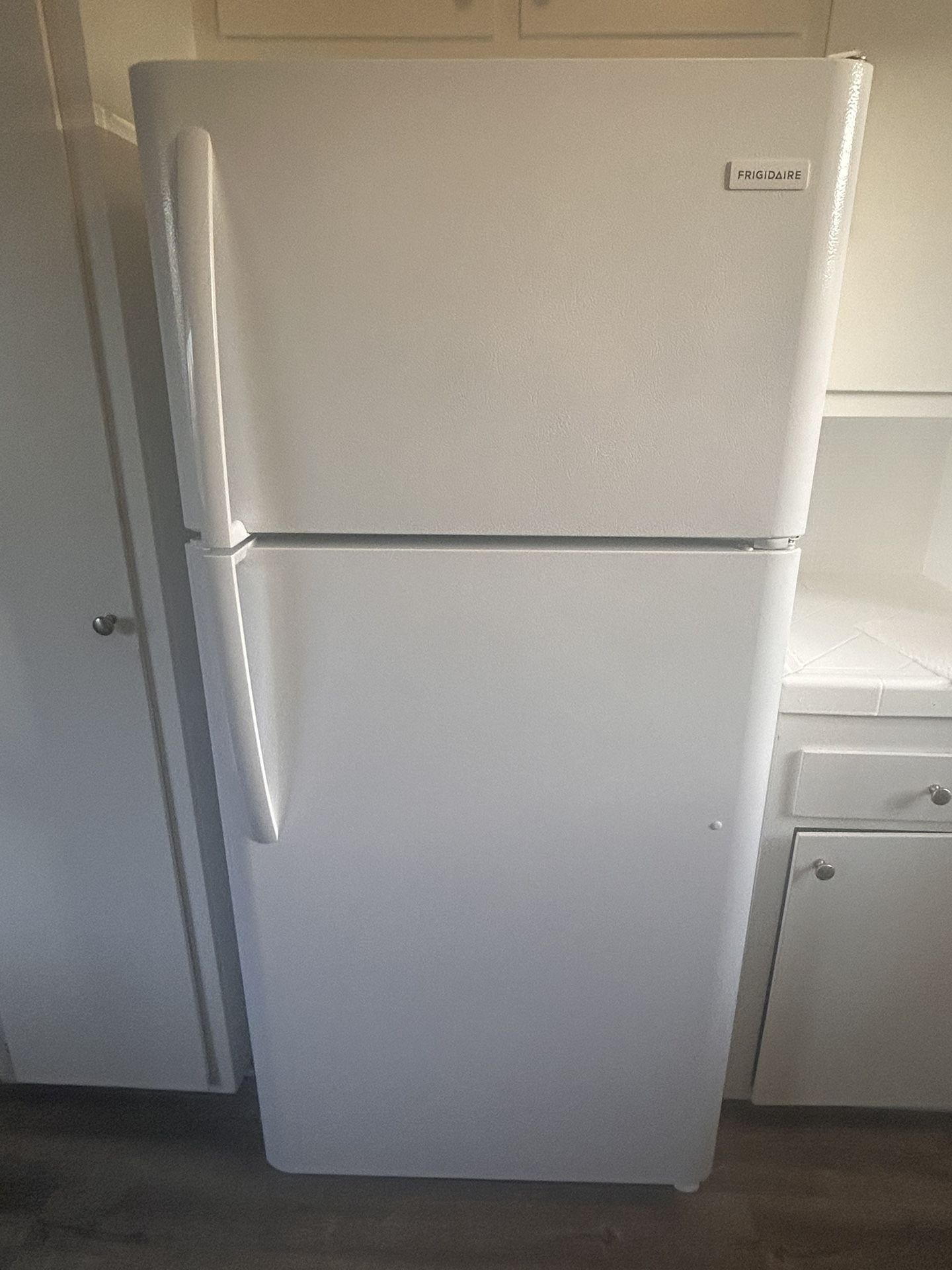 Frigidaire 18.3-cu ft Top-Freezer Refrigerator ( White )