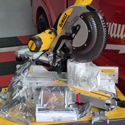 Brand New DEWALT 15  Amp Corded 12 in. Double Bevel Sliding Compound Miter Saw with XPS technology