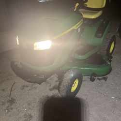 48” John deere Riding mower 18.6 hours like new FREE DELIVERY 