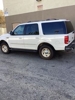 Vendo Ford expedition 98 en buenas condiciones titulo limpio con placas al dia