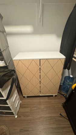 Shoe cabinet
