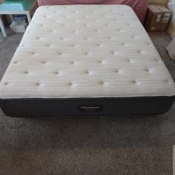 Like New Queen Size Beautyrest Silver Luxury Mattress 