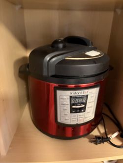 Instant Pot Lux 6 Qt electric pressure cooker in good working condition.
