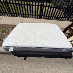Curb alert: queen mattress