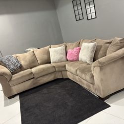 Couch Set In Excellent Conditions 