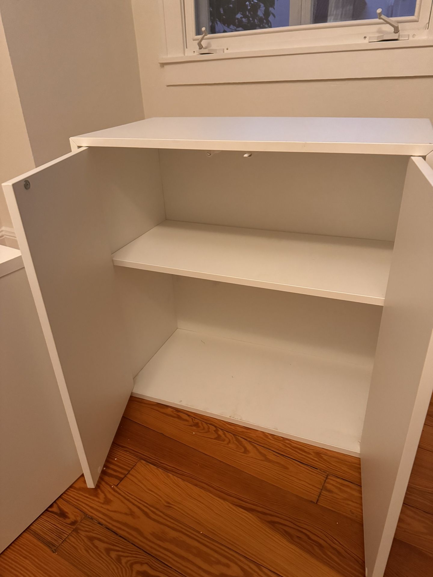 Gabinete Blanco Con  Puertas Y Repisa Interna. Small White Floor Cabinet With Doors And Shelf