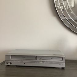 * EMERSON * HQ * 4-HEAD HI-FI STEREO VHS VCR AND DVD PLAYER AND CD PLAYER . LIKE NEW . EXCELLENT CONDITION . MUST SEE TO APPRECIATE . 