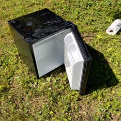 Mini Refrigerator Fridge (Sammamish)